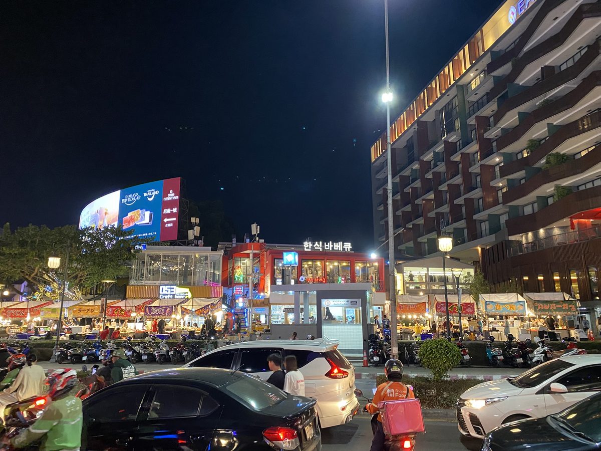 치앙마이 마야몰 주변 저녁 도로와 차량 정체