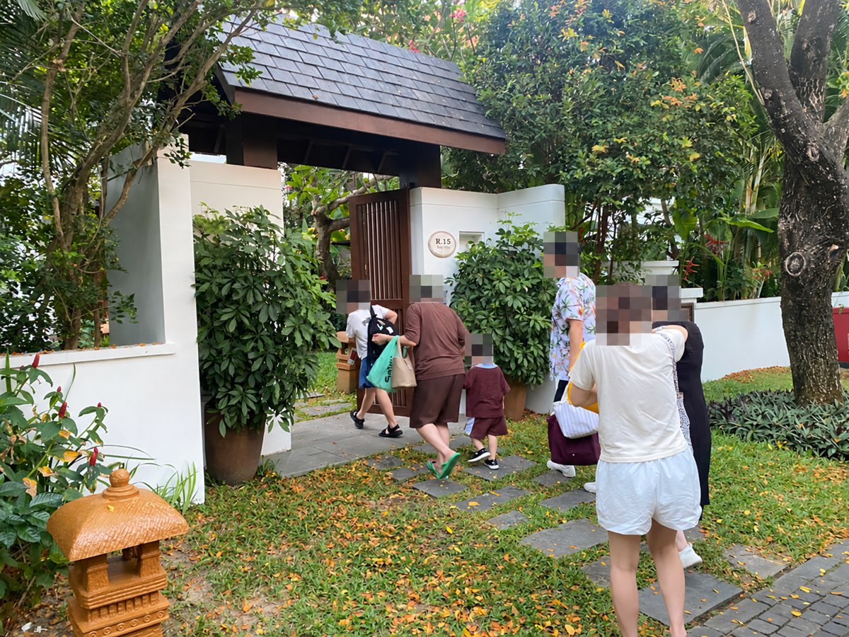 정원 산책로에서 본 다낭 푸라마 풀빌라 출입구